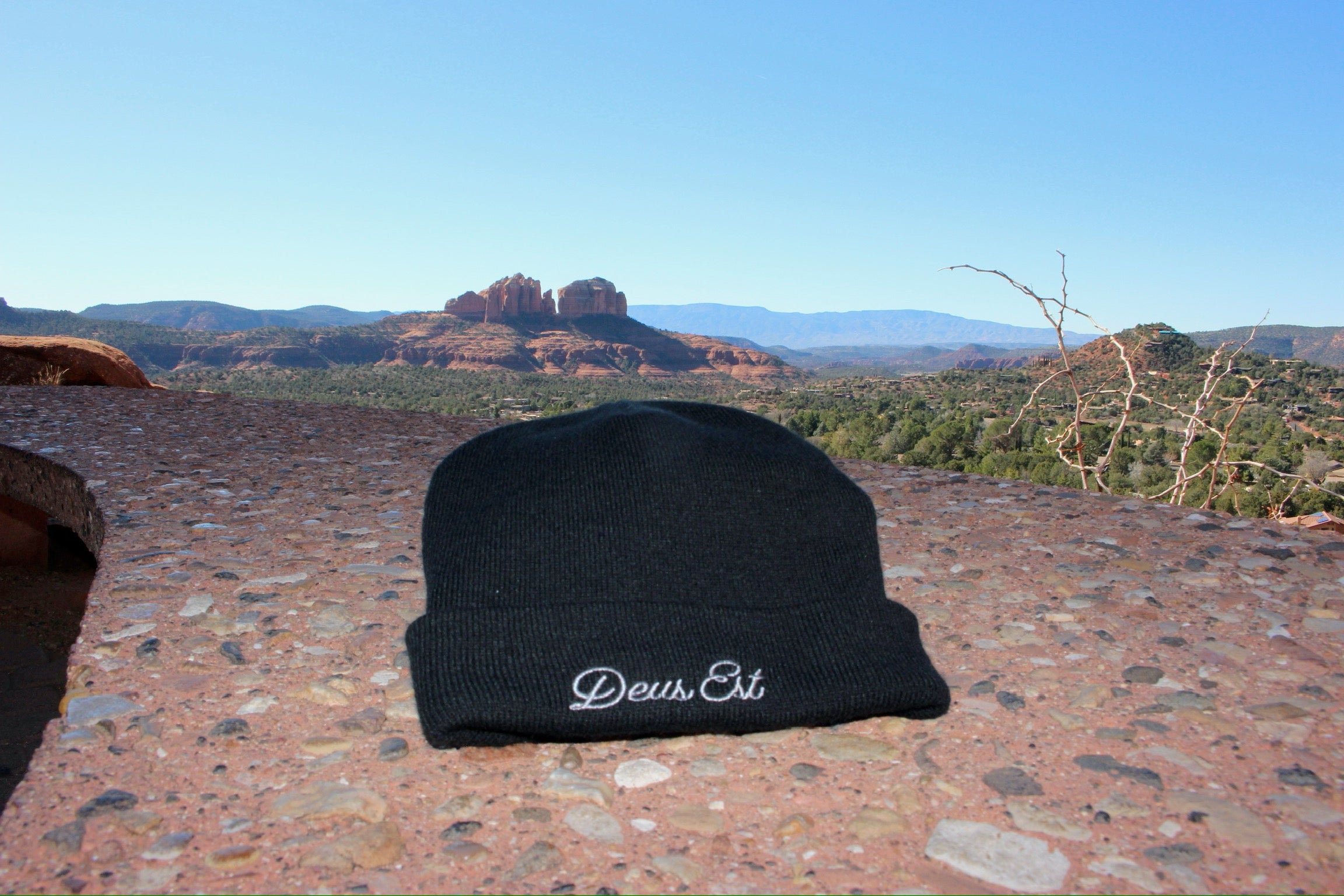 DEUS EST BLACK BEANIE